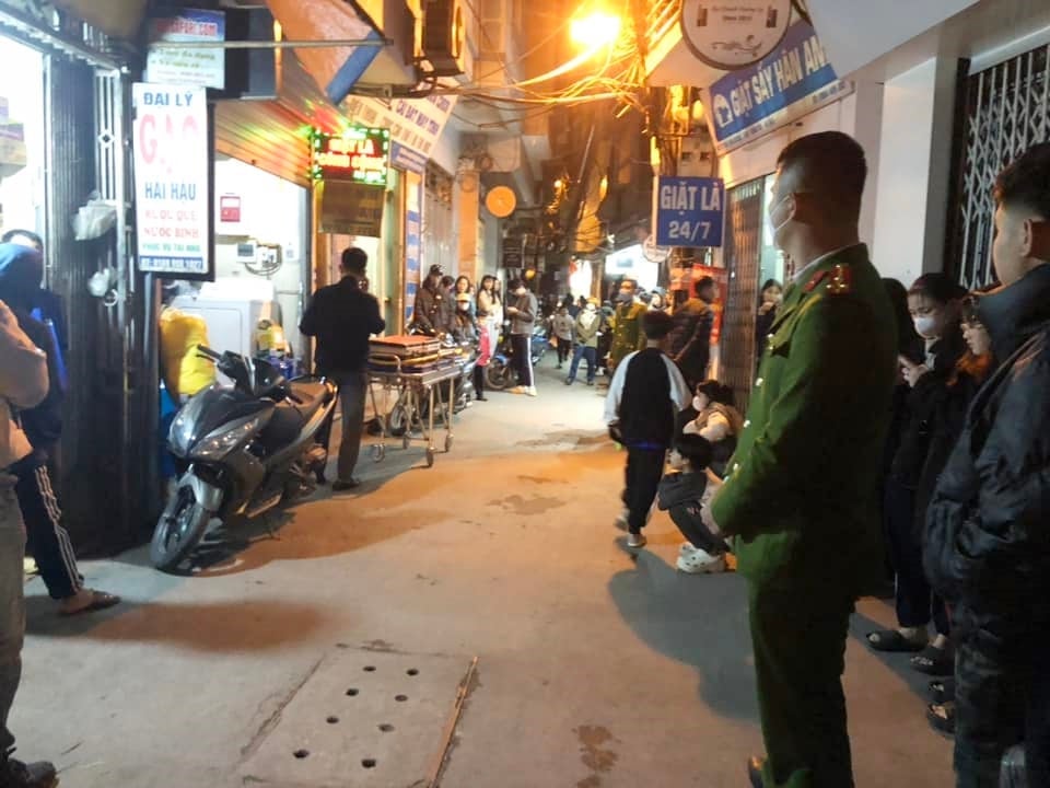 Công an nói gì về vụ phát hiện thi thể nam giới trong phòng trọ ở đường Láng, Hà Nội?- Ảnh 1.
