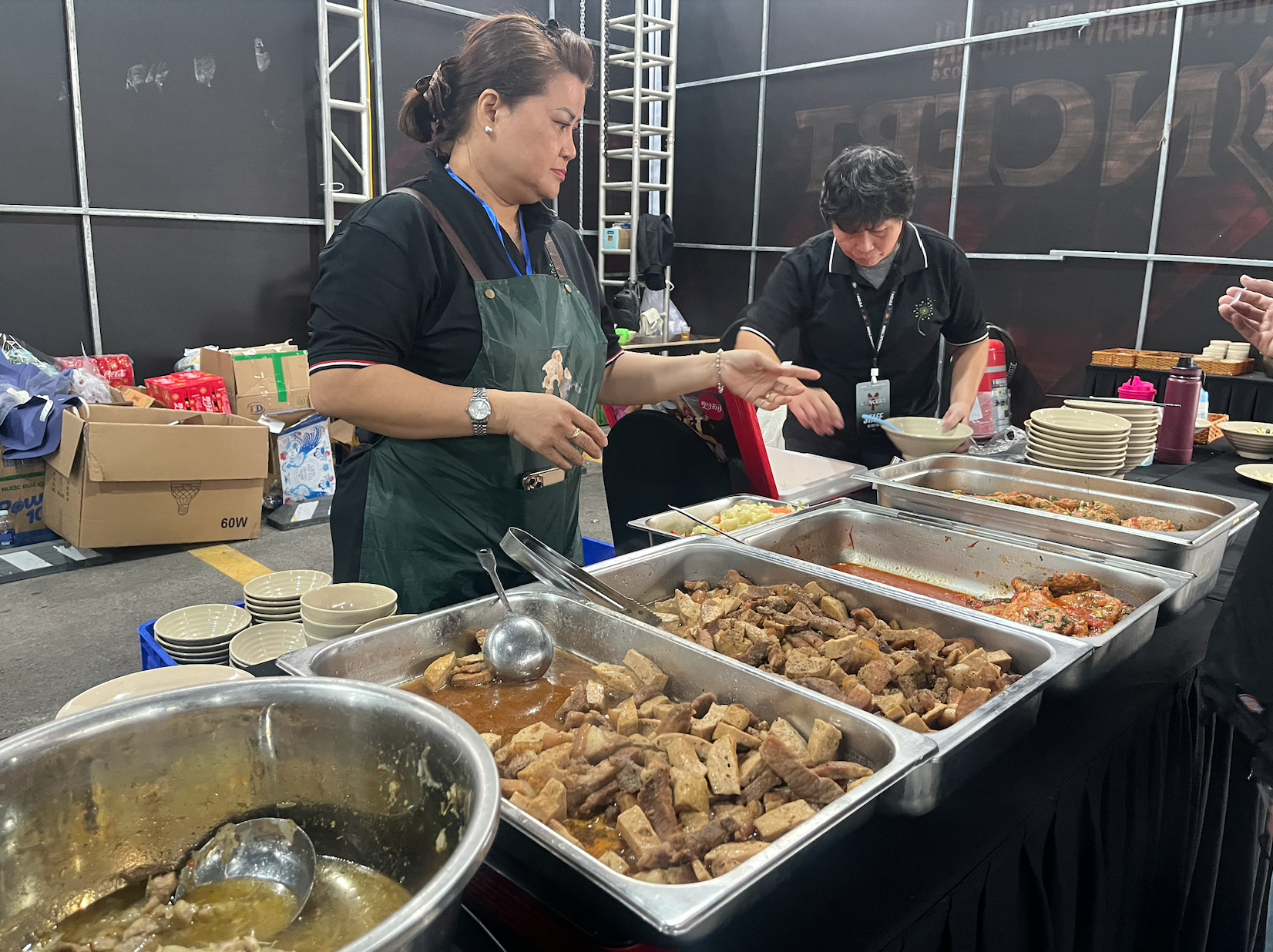 "Cơm bình dân" cho anh tài và ekip trước thềm concert Anh Trai Vượt Ngàn Chông Gai: Nhìn thân thuộc và ngon vô cùng- Ảnh 8.