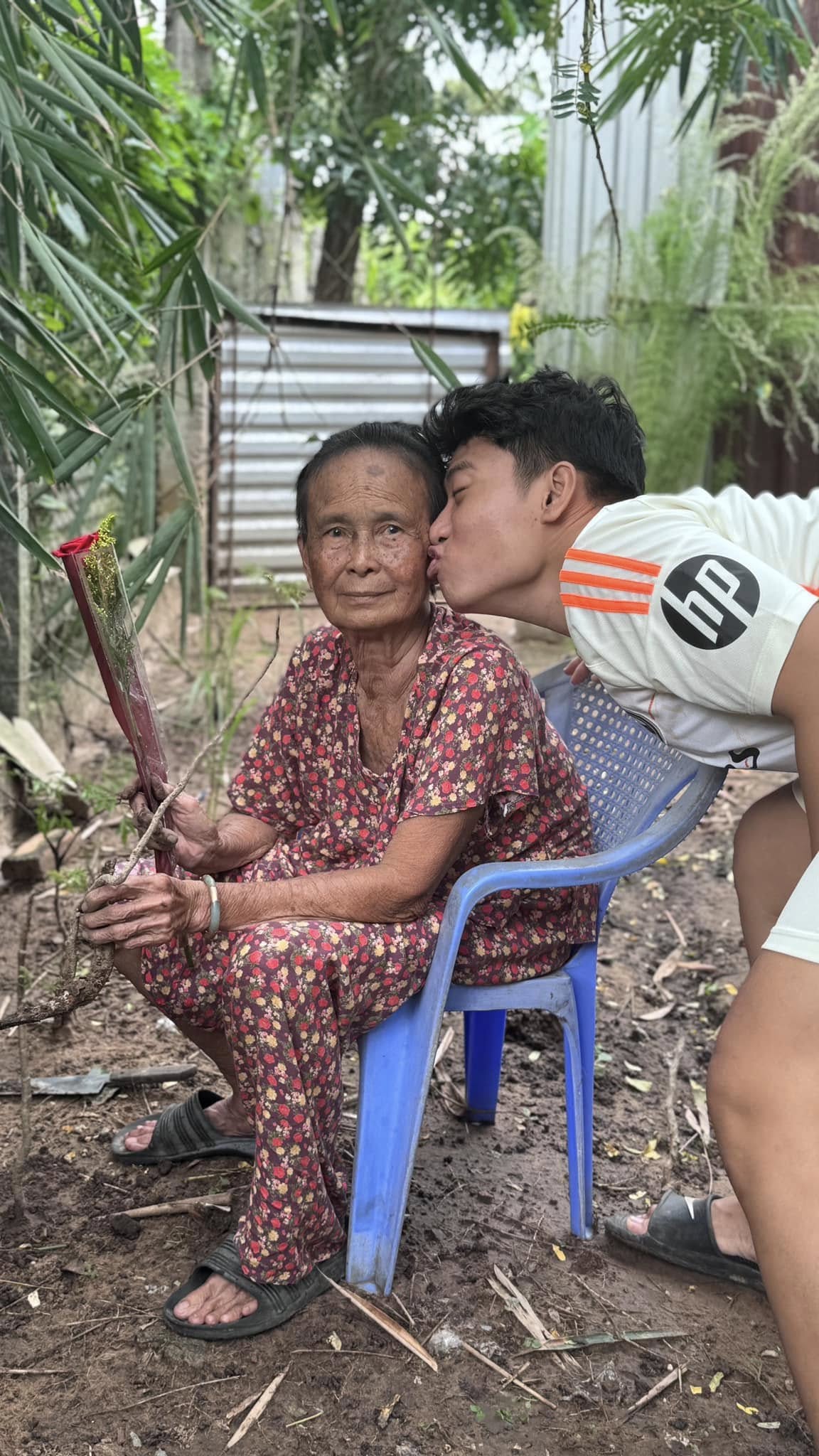 Nổi tiếng ở Trà Vinh: Thanh niên có “3 nhân cách” làm dân mạng khờ ngang, khi số 2 bước ra tất cả hét lên - Ảnh 4.