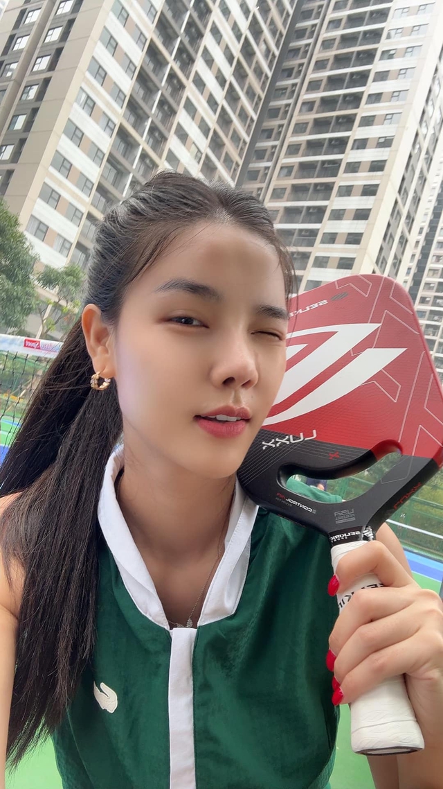 Hà Nội trời rét căm căm, nàng WAG chân dài nhất làng bóng Việt vẫn lên đồ đi chơi pickleball- Ảnh 2.