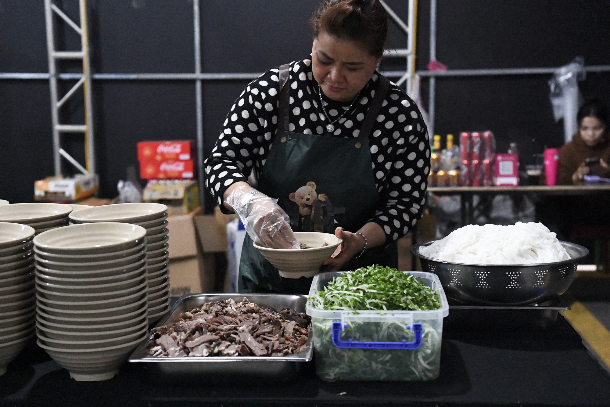 "Cơm bình dân" cho anh tài và ekip trước thềm concert Anh Trai Vượt Ngàn Chông Gai: Nhìn thân thuộc và ngon vô cùng- Ảnh 9.