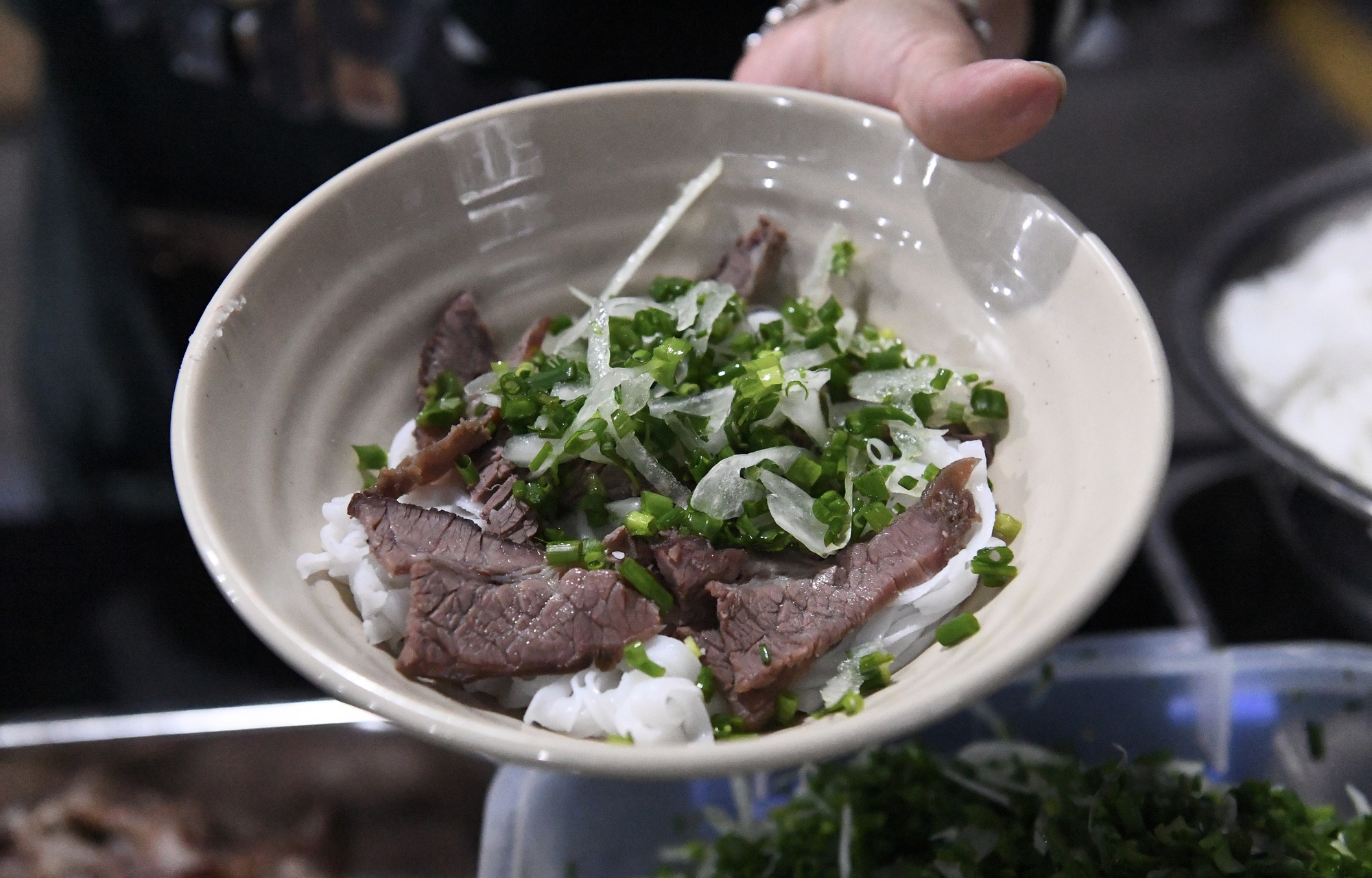 "Cơm bình dân" cho anh tài và ekip trước thềm concert Anh Trai Vượt Ngàn Chông Gai: Nhìn thân thuộc và ngon vô cùng- Ảnh 7.