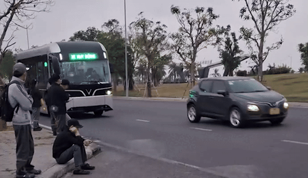 Xe buýt điện lạ của VinFast chạy trong nhà máy: Chưa từng xuất hiện trước đây, sắp ra mắt?- Ảnh 1. Xe buýt điện lạ của VinFast chạy trong nhà máy: Chưa từng xuất hiện trước đây, sắp ra mắt?- Ảnh 1.