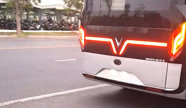 Xe buýt điện lạ của VinFast chạy trong nhà máy: Chưa từng xuất hiện trước đây, sắp ra mắt?- Ảnh 3. Xe buýt điện lạ của VinFast chạy trong nhà máy: Chưa từng xuất hiện trước đây, sắp ra mắt?- Ảnh 3.