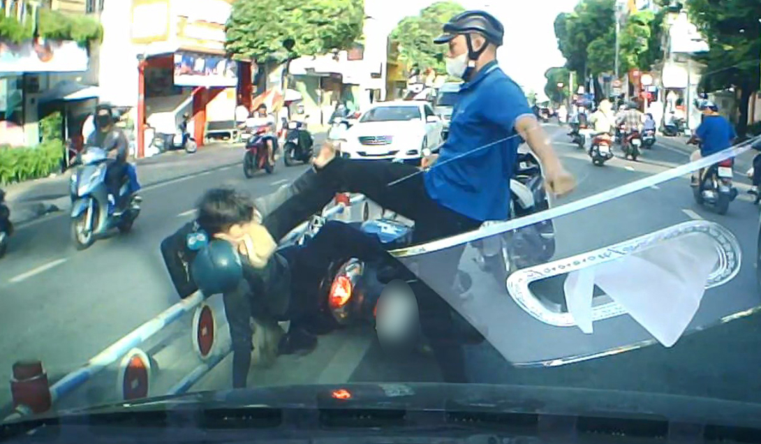 Người đàn ông đánh dã man cô gái giữa phố TP.HCM: 