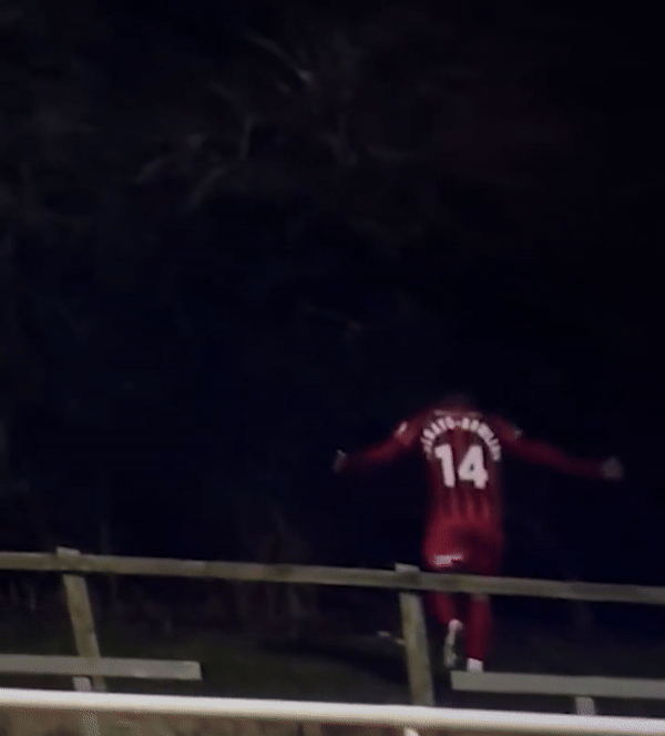 Cầu thủ chạy hết s&acirc;n để ăn mừng c&ugrave;ng &ldquo;m&agrave;n đ&ecirc;m&rdquo;, nh&igrave;n v&agrave;o b&oacute;ng tối ph&aacute;t hiện một thứ bất ngờ- Ảnh 2.