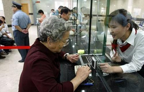 Bà cụ 80 tuổi rút tiền để mua vàng, ngân viên ngân hàng quyết ngăn cản, cuối cùng còn được khen thưởng- Ảnh 1. Bà cụ 80 tuổi rút tiền để mua vàng, ngân viên ngân hàng quyết ngăn cản, cuối cùng còn được khen thưởng- Ảnh 1.