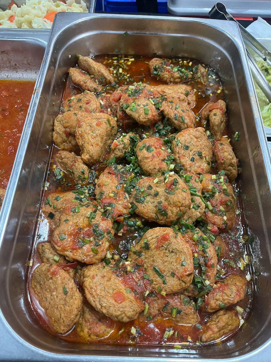 "Cơm bình dân" cho anh tài và ekip trước thềm concert Anh Trai Vượt Ngàn Chông Gai: Nhìn thân thuộc và ngon vô cùng- Ảnh 5.