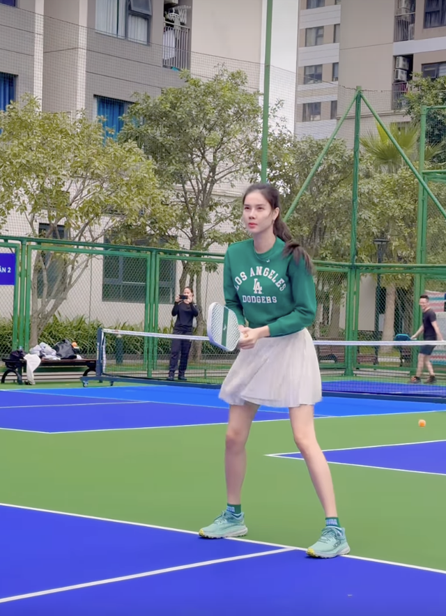 Hà Nội trời rét căm căm, nàng WAG chân dài nhất làng bóng Việt vẫn lên đồ đi chơi pickleball- Ảnh 3.