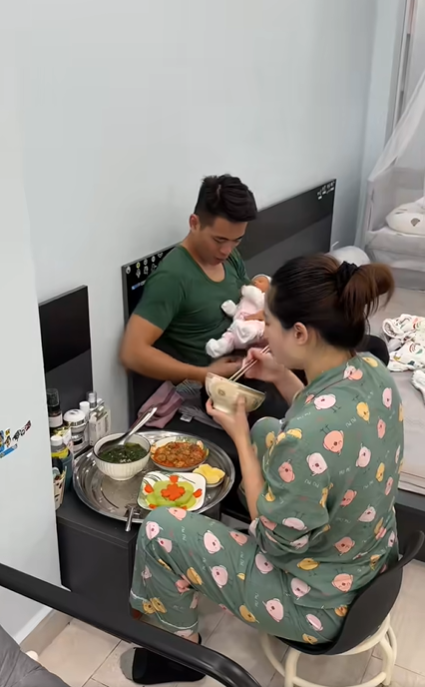 Lê Anh Nuôi nấu cơm vừa ngon vừa tiết kiệm thì ai cũng biết nhưng nấu cơm cữ cho vợ lại thế này?- Ảnh 1.