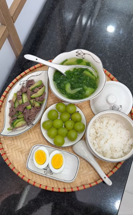 Lê Anh Nuôi nấu cơm vừa ngon vừa tiết kiệm thì ai cũng biết nhưng nấu cơm cữ cho vợ lại thế này?- Ảnh 3.