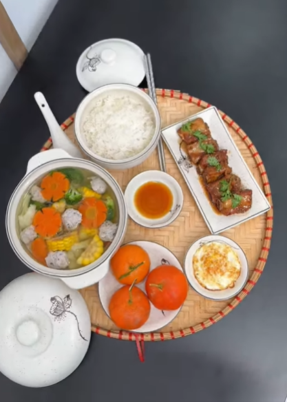 Lê Anh Nuôi nấu cơm vừa ngon vừa tiết kiệm thì ai cũng biết nhưng nấu cơm cữ cho vợ lại thế này?- Ảnh 4.