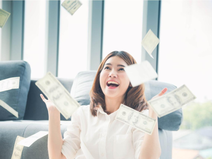 Người phụ nữ 37 tuổi khẳng định: "Càng tiêu nhiều thì càng kiếm được nhiều tiền"- Ảnh 2.