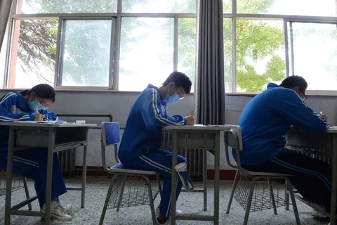 Thấy con học hành căng thẳng, phụ huynh Hà Nội quan tâm thì nhận về một câu 