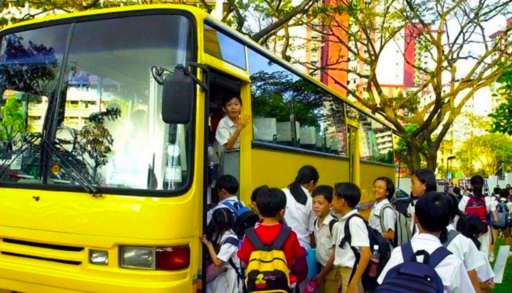 Từ 2025, xe đưa đón học sinh phải sơn màu vàng đậm- Ảnh 1.