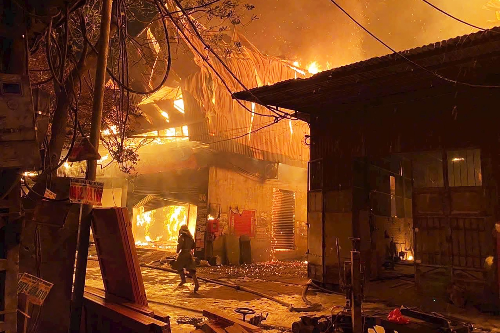 Hiện trường đổ n&aacute;t tại d&atilde;y cửa h&agrave;ng đồ gỗ, nh&agrave; xưởng sau vụ ch&aacute;y lớn ở H&agrave; Nội- Ảnh 9.