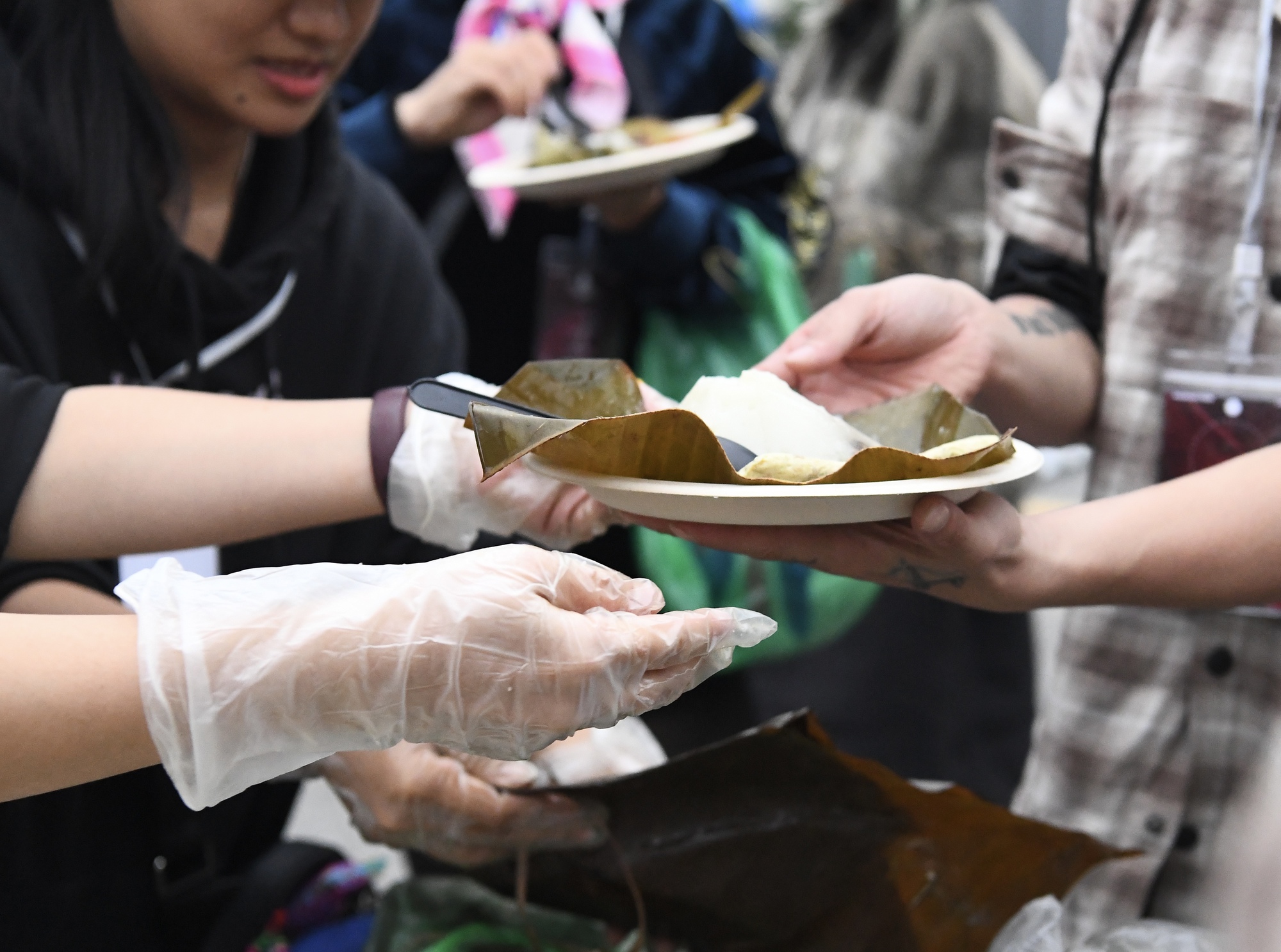 Dàn anh tài rủ nhau đi bán đồ ăn: Duy Khánh múc cháo sườn cực chuyên nghiệp, Đăng Khôi tự tay rán "xiên sạch" phục vụ mọi người- Ảnh 4.