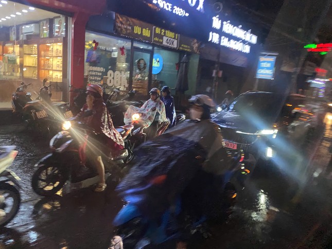 Mưa lớn tr&aacute;i m&ugrave;a, người d&acirc;n TPHCM vất vả di chuyển về nh&agrave;- Ảnh 1.