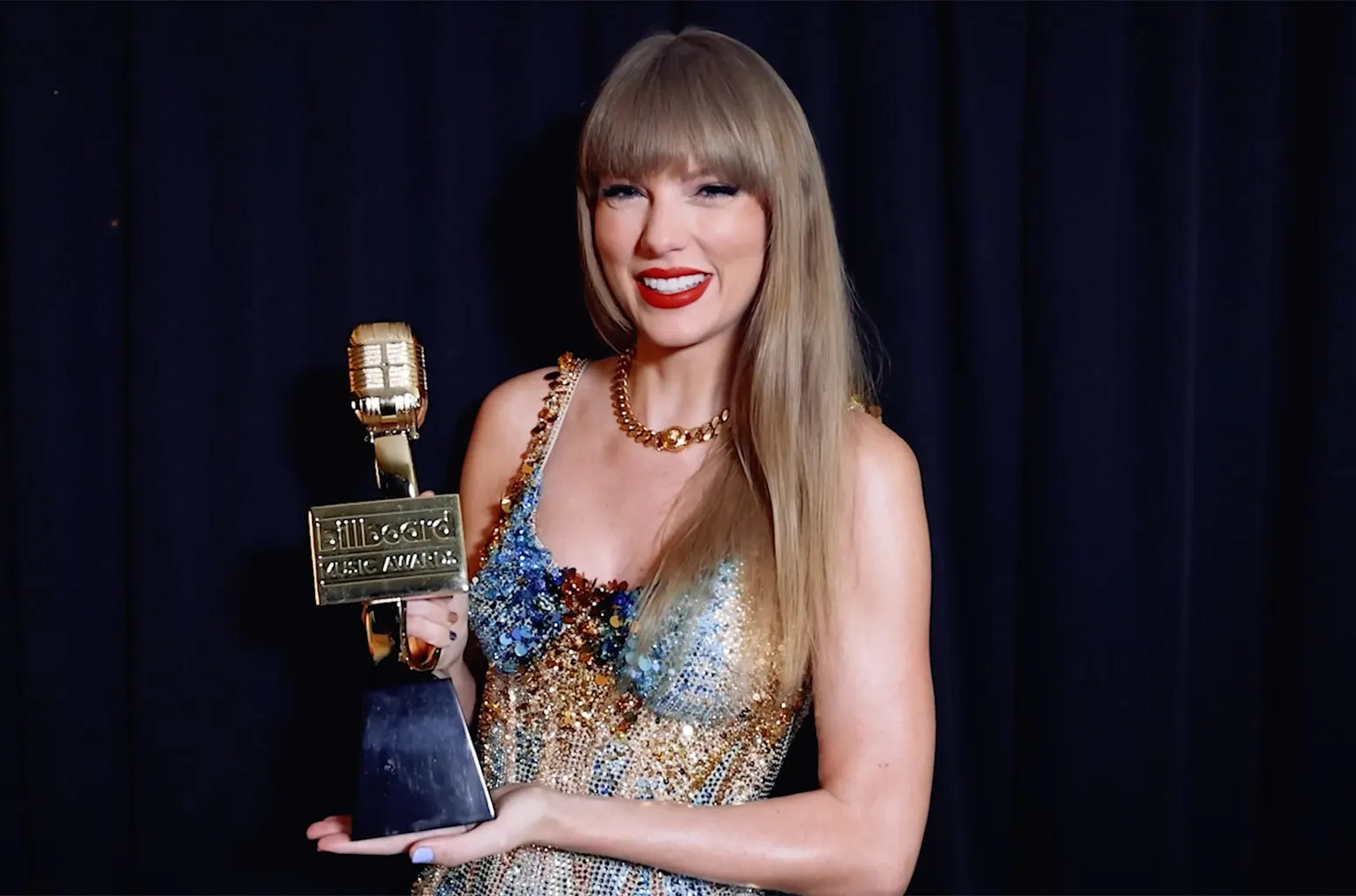 BBMAs 2024: Taylor Swift làm nên lịch sử dù vướng xích mích, em út BTS nhập ngũ vẫn tạo kỳ tích- Ảnh 3.