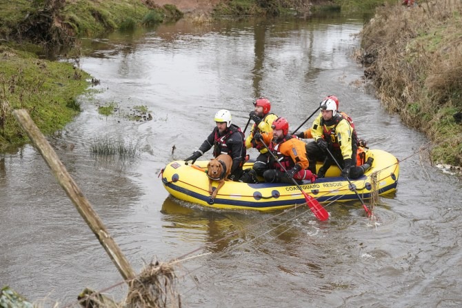 Cầu thủ bị lũ cuốn tr&ocirc;i khi cố băng qua s&ocirc;ng giữa cơn b&atilde;o, cảnh s&aacute;t đ&atilde; t&igrave;m thấy một thi thể- Ảnh 3.