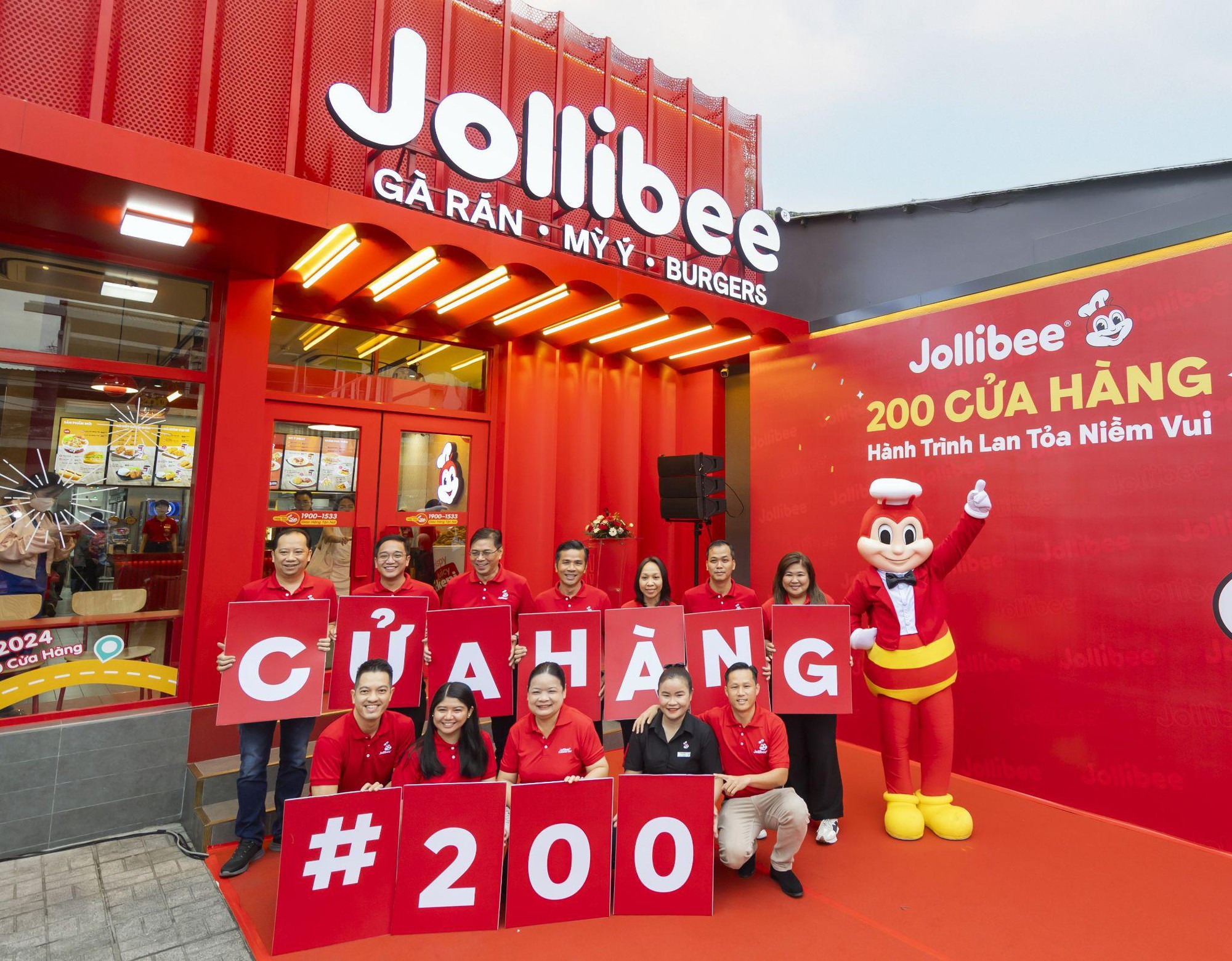 Kay Trần và dàn KOLs check-in tại cửa hàng thứ 200 của Jollibee Việt Nam- Ảnh 2.