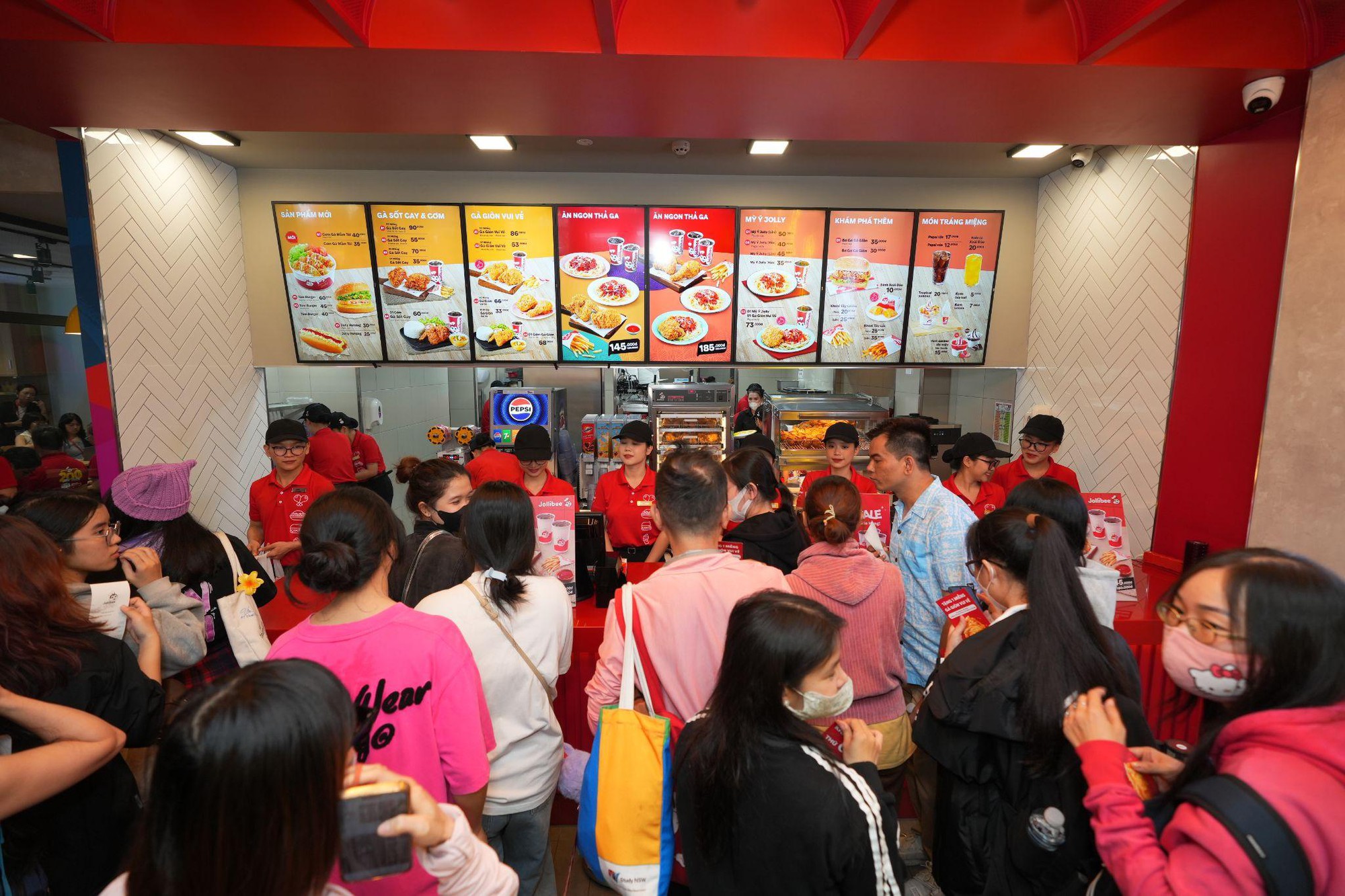 Kay Trần và dàn KOLs check-in tại cửa hàng thứ 200 của Jollibee Việt Nam- Ảnh 5.