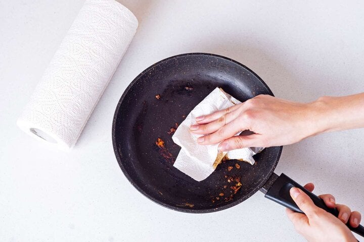 Vì sao không nên rửa chảo dầu mỡ bằng nước nóng?- Ảnh 2.