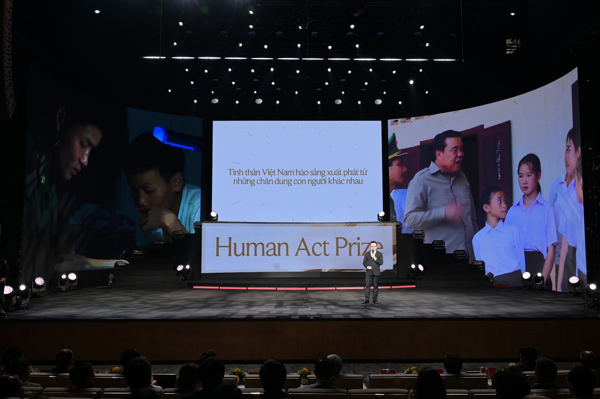 MC Vĩnh Phú: Khi dẫn dắt Gala Human Act Prize 2024, tôi như “vùi đầu” vào từng câu chữ, từng câu chuyện!- Ảnh 1.