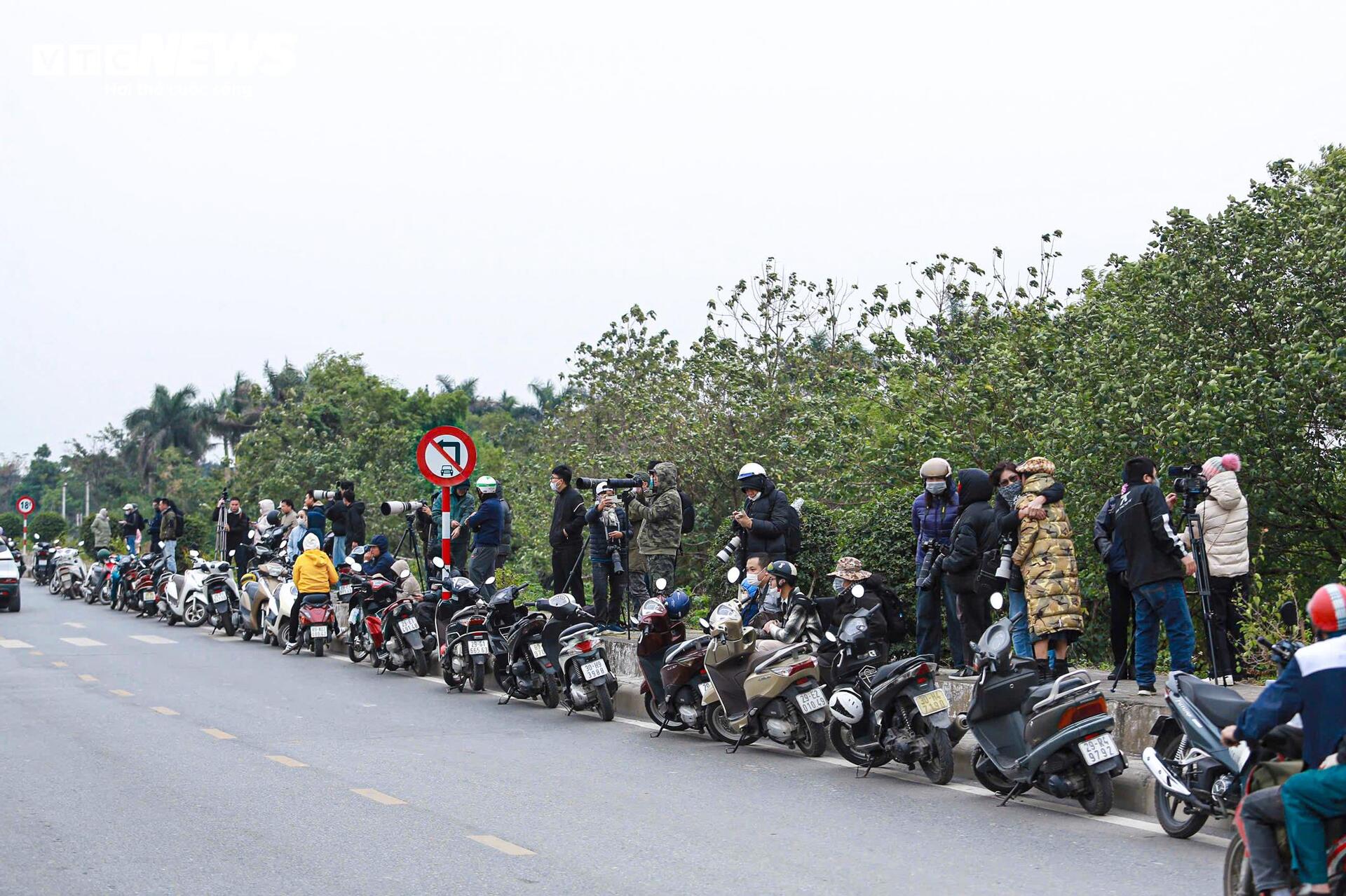 Người Hà Nội đội mũ lông, trùm kín mặt ngắm tiêm kích SU30-MK2 trong giá rét- Ảnh 1.