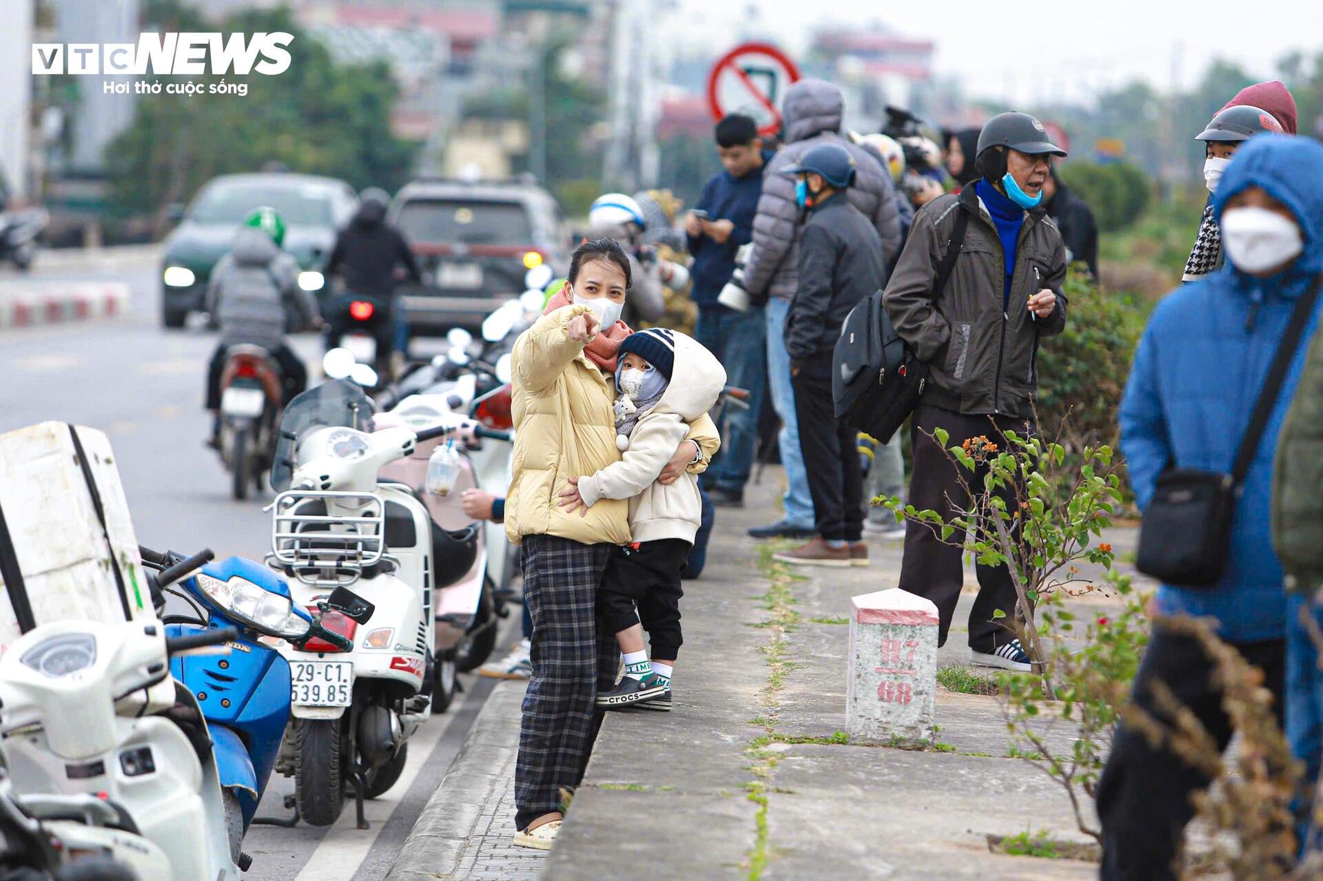 Người Hà Nội đội mũ lông, trùm kín mặt ngắm tiêm kích SU30-MK2 trong giá rét- Ảnh 2.