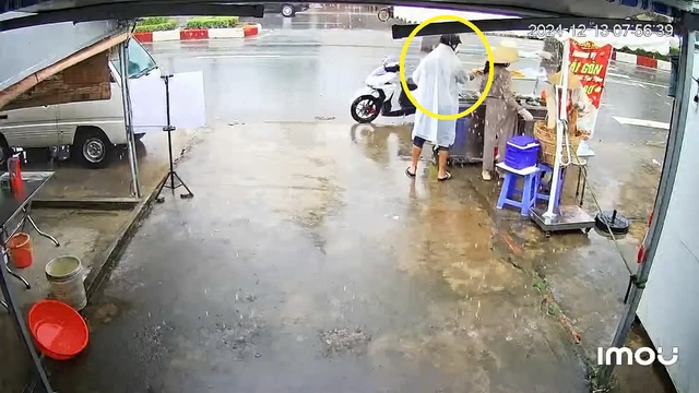 CLIP: Gã đàn ông mặc áo mưa “phù phép” tại xe bánh mì- Ảnh 1.