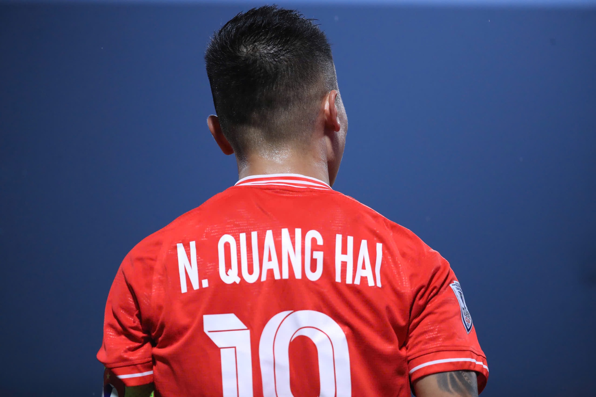 Quang Hải ăn mừng lừng lững khi giúp Việt Nam thắng Indonesia, Chu Thanh Huyền rưng rưng nước mắt trên khán đài- Ảnh 8.