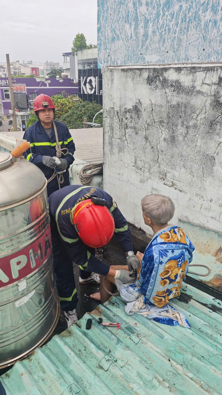 Thanh niên tóc bạc trắng, nghi "ngáo đá" xuất hiện trên mái nhà dân ở TP.HCM- Ảnh 1.