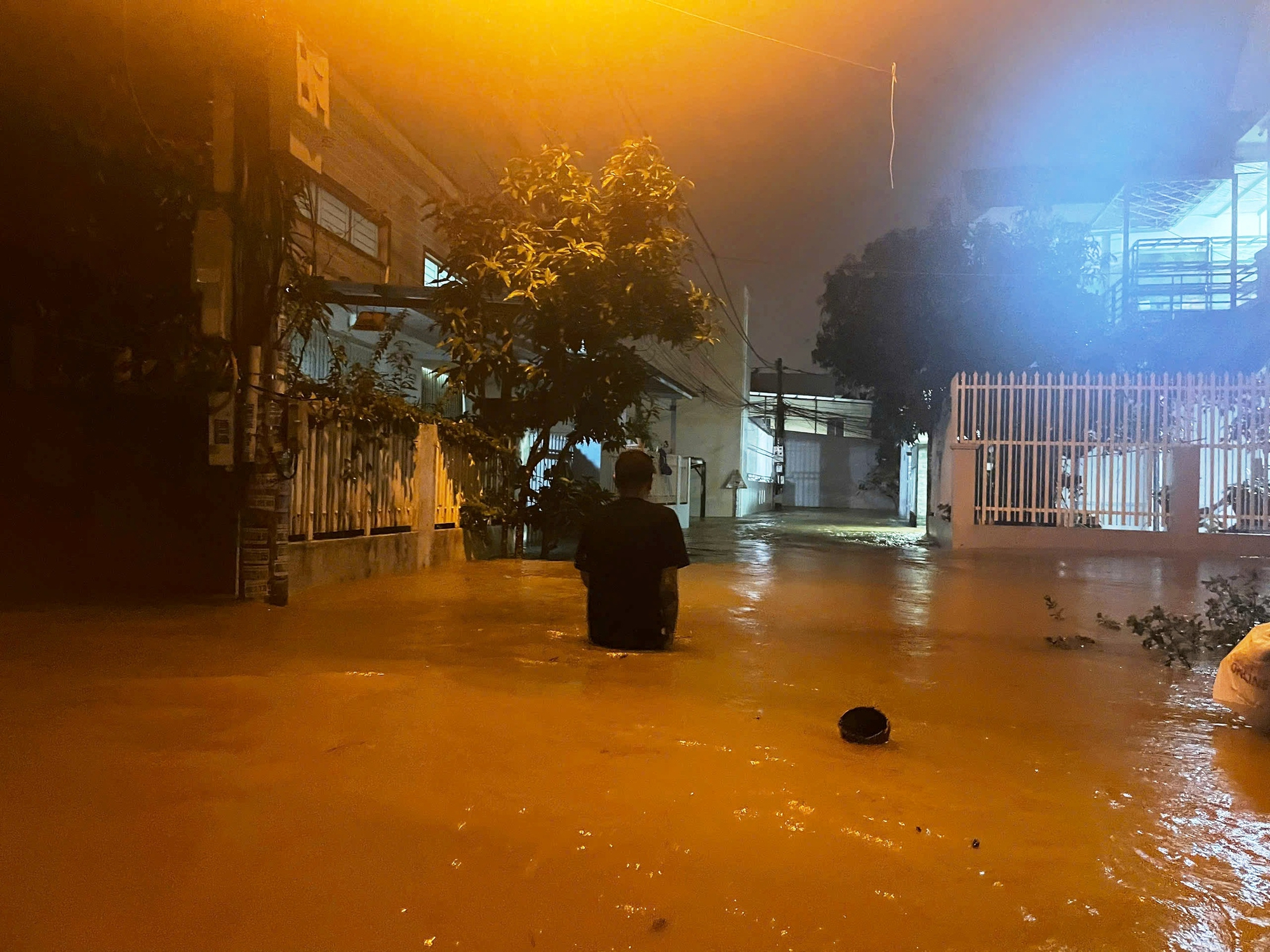 CLIP: Cận cảnh nhiều nơi ở Nha Trang ngập trong biển nước- Ảnh 2. CLIP: Cận cảnh nhiều nơi ở Nha Trang ngập trong biển nước- Ảnh 2.