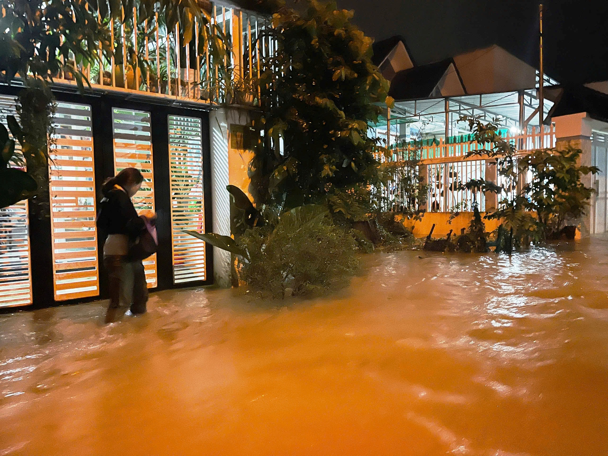 CLIP: Cận cảnh nhiều nơi ở Nha Trang ngập trong biển nước- Ảnh 3. CLIP: Cận cảnh nhiều nơi ở Nha Trang ngập trong biển nước- Ảnh 3.