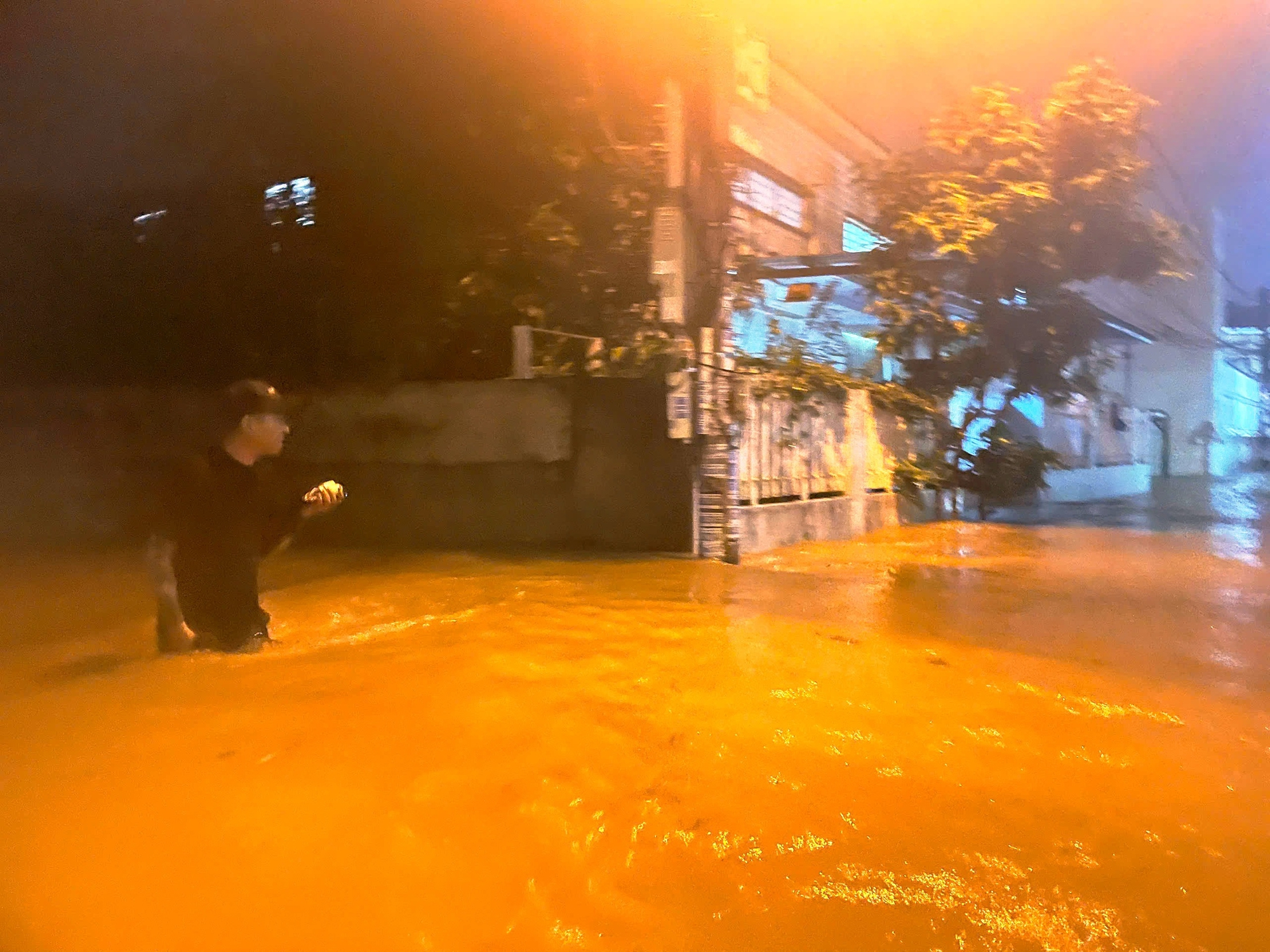 CLIP: Cận cảnh nhiều nơi ở Nha Trang ngập trong biển nước- Ảnh 4. CLIP: Cận cảnh nhiều nơi ở Nha Trang ngập trong biển nước- Ảnh 4.