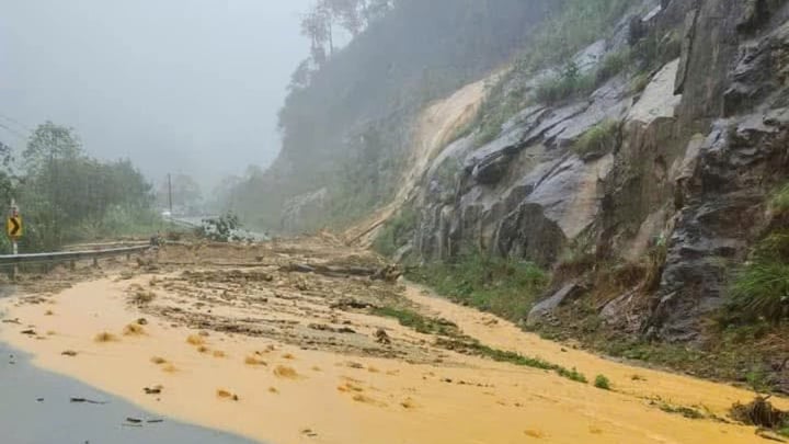 Sạt lở trên đèo Khánh Lê nối Nha Trang - Đà Lạt, giao thông tê liệt- Ảnh 1.