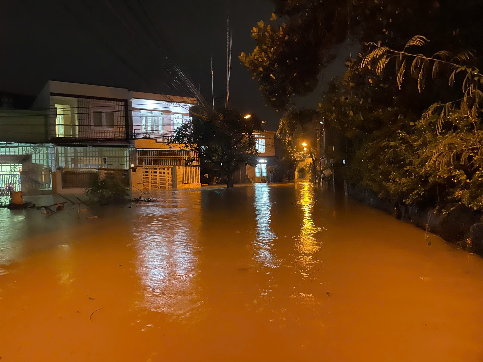 CLIP: Cận cảnh nhiều nơi ở Nha Trang ngập trong biển nước- Ảnh 5. CLIP: Cận cảnh nhiều nơi ở Nha Trang ngập trong biển nước- Ảnh 5.