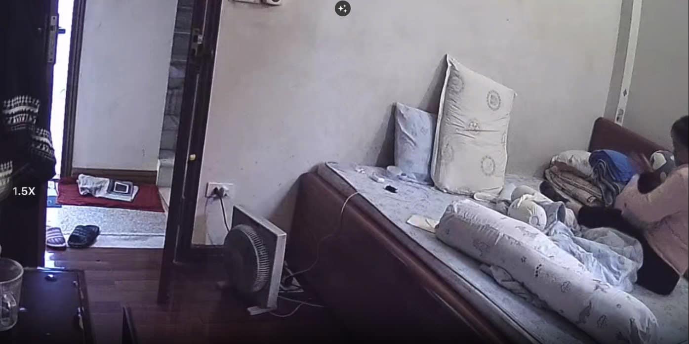 Phẫn nộ clip b&eacute; trai hơn 1 th&aacute;ng tuổi ở H&agrave; Nội bị gi&uacute;p việc bạo h&agrave;nh nhiều lần, người mẹ trẻ chia sẻ th&ecirc;m nhiều chi tiết x&oacute;t xa- Ảnh 1.