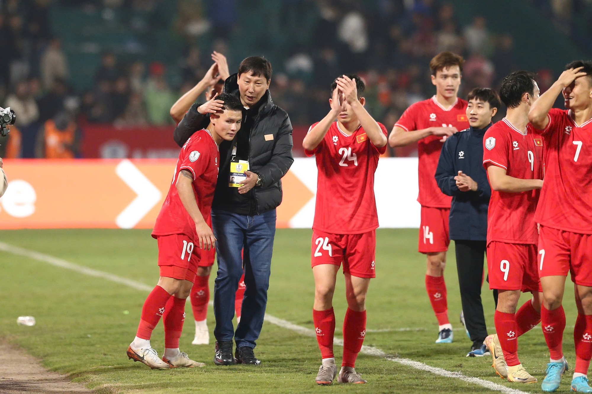 Vừa thắng Indonesia, tuyển Việt Nam phải tức tốc ra sân bay sang Philippines đá AFF Cup, Quang Hải có hành động cực ấm áp- Ảnh 6.