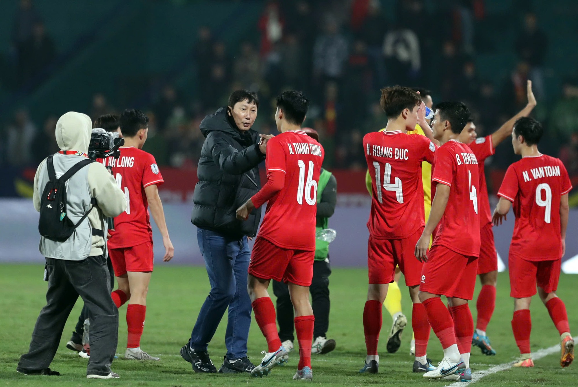 Vừa thắng Indonesia, tuyển Việt Nam phải tức tốc ra sân bay sang Philippines đá AFF Cup, Quang Hải có hành động cực ấm áp- Ảnh 5.