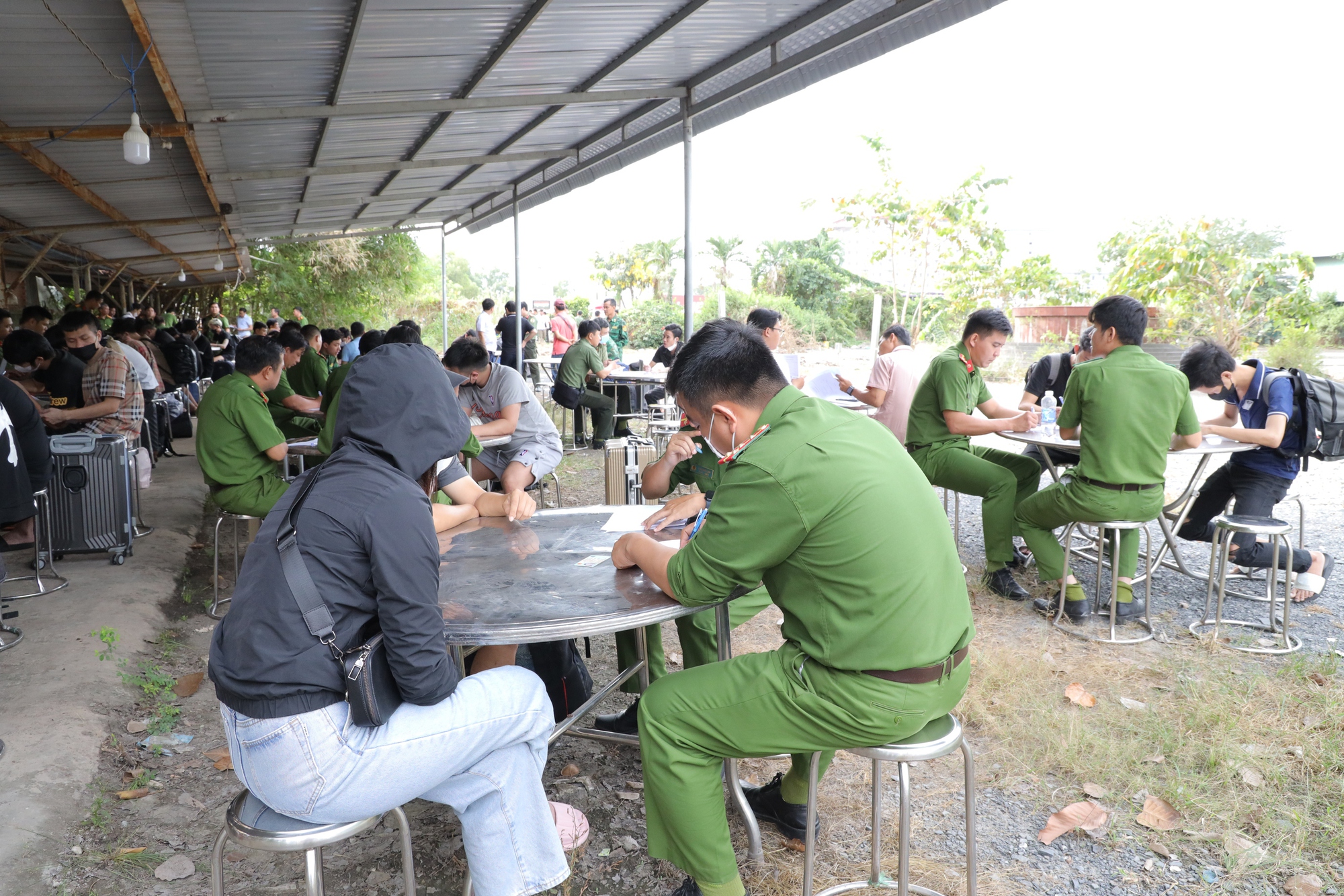 Vụ giải cứu hàng trăm người Việt bị lừa sang Campuchia làm việc: Phát hiện nhiều kẻ truy nã- Ảnh 2.