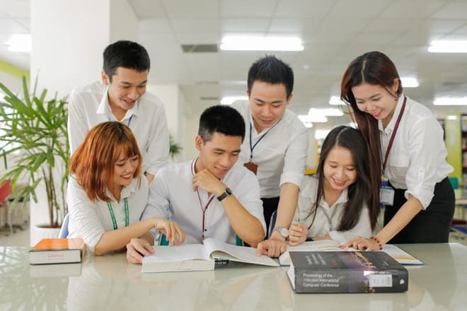 Dự báo top 5 ngành nghề "hái ra tiền" trong năm 2025- Ảnh 1.