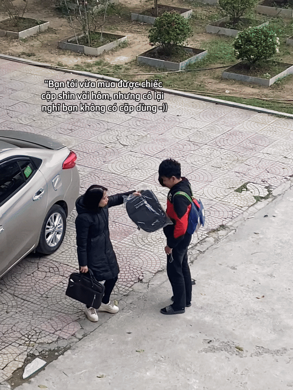 Bước ra từ xe &ocirc; t&ocirc;, nữ gi&aacute;o vi&ecirc;n d&uacute;i v&agrave;o tay cậu học tr&ograve; một thứ khiến nhiều người bất ngờ, nh&acirc;n vật ch&iacute;nh th&igrave; v&ograve; đầu ngơ ng&aacute;c- Ảnh 2.