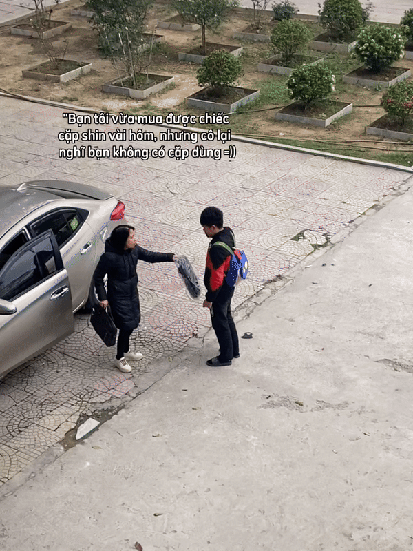 Bước ra từ xe &ocirc; t&ocirc;, nữ gi&aacute;o vi&ecirc;n d&uacute;i v&agrave;o tay cậu học tr&ograve; một thứ khiến nhiều người bất ngờ, nh&acirc;n vật ch&iacute;nh th&igrave; v&ograve; đầu ngơ ng&aacute;c- Ảnh 1.