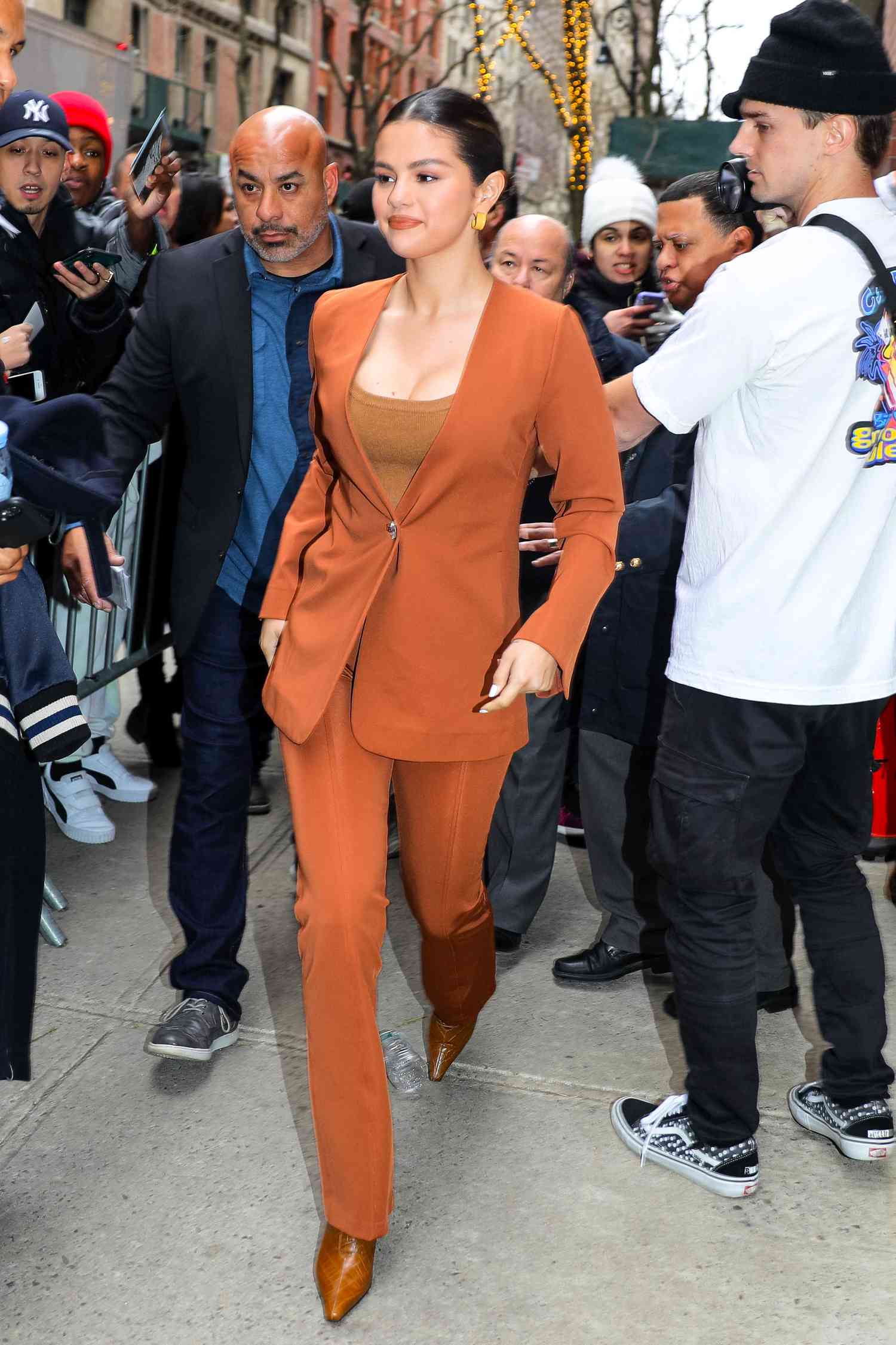 Selena Gomez đúng là "cao thủ" mặc áo blazer, phối đồ trẻ trung mà vẫn sang trọng- Ảnh 6.