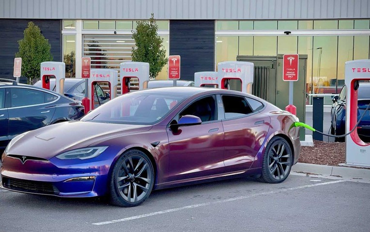 Doanh số sụt giảm, Tesla đành lòng cho chủ xe mới sạc miễn phí trọn đời nhằm cứu vãn tình hình- Ảnh 1.