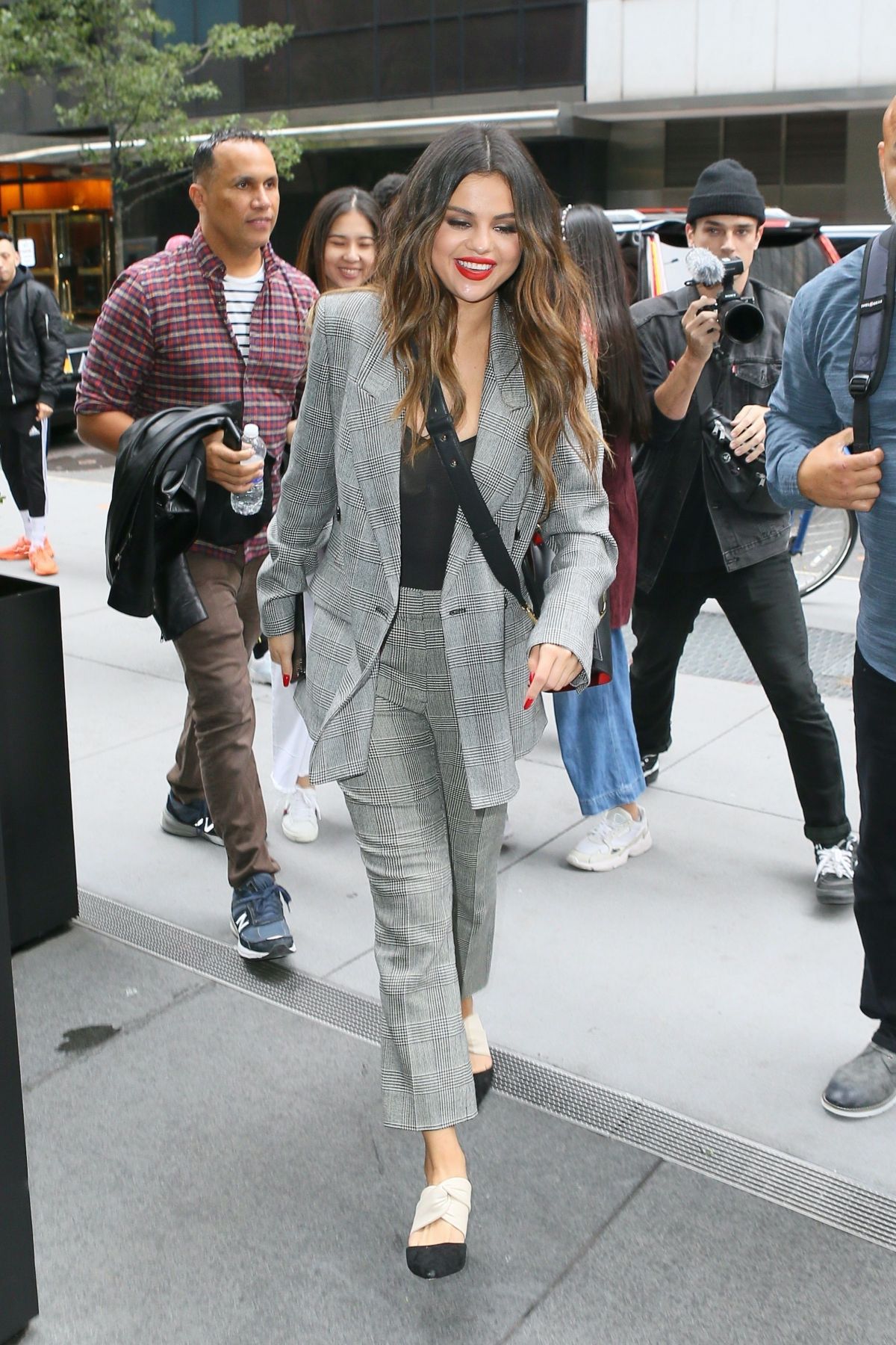 Selena Gomez đúng là "cao thủ" mặc áo blazer, phối đồ trẻ trung mà vẫn sang trọng- Ảnh 8.