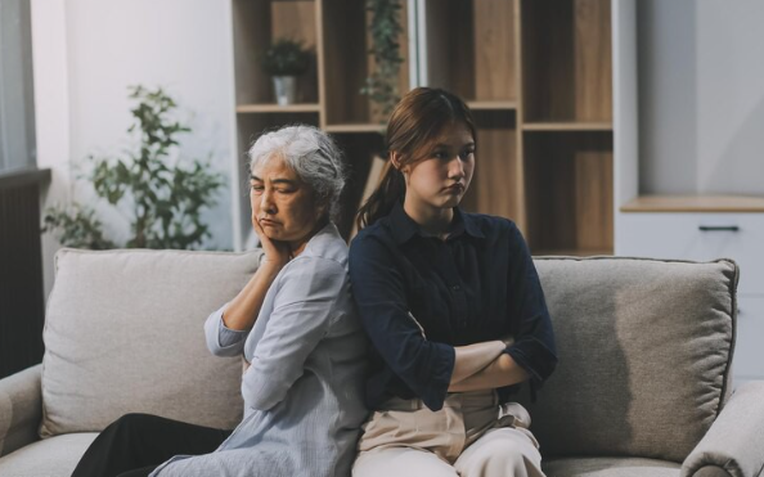 Con g&aacute;i li&ecirc;n tục nhốt m&igrave;nh trong ph&ograve;ng v&agrave; bỏ cơm, t&ocirc;i gắt gỏng mắng mỏ rồi b&agrave;ng ho&agrave;ng khi đọc được đoạn tin nhắn- Ảnh 1.