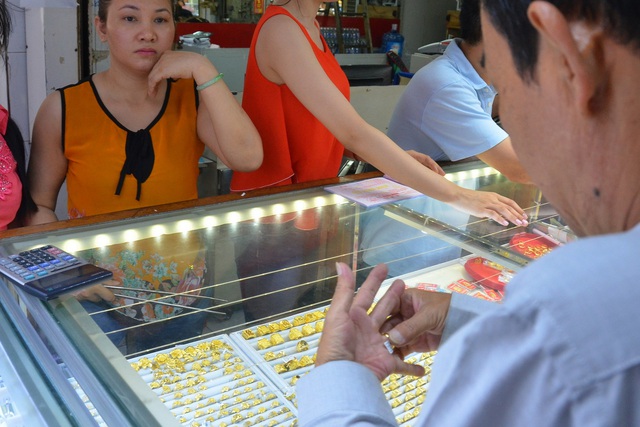 Gi&aacute; v&agrave;ng h&ocirc;m nay, 17-12: Lao l&ecirc;n rồi bất ngờ suy yếu- Ảnh 1.